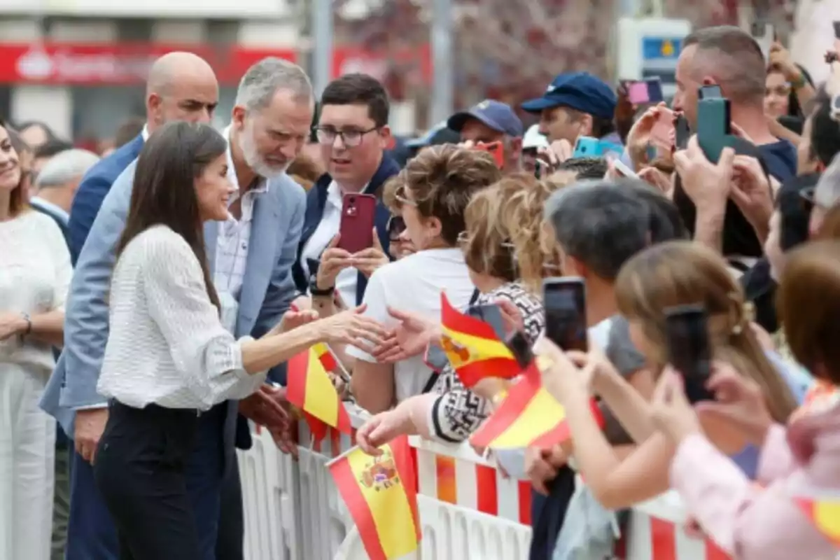 Los Reyes Felipe VI y Letizia saludan a los vecinos durante una visita al concello de Burela, a 17 de junio de 2025, en Burela (Galicia).