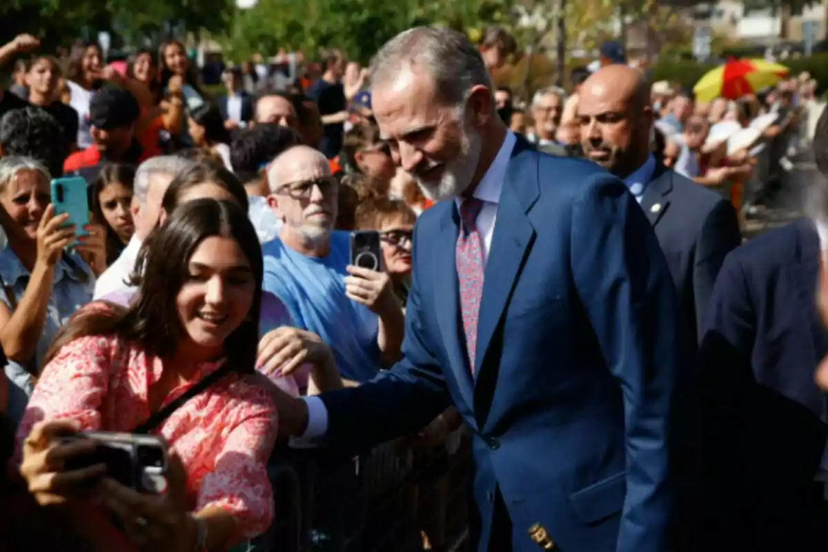 El Rey Felipe VI saluda a los vecinos durante una visita a Badia de Vallès, a 23 de junio de 2025, en Badia de Vallès, Barcelona.