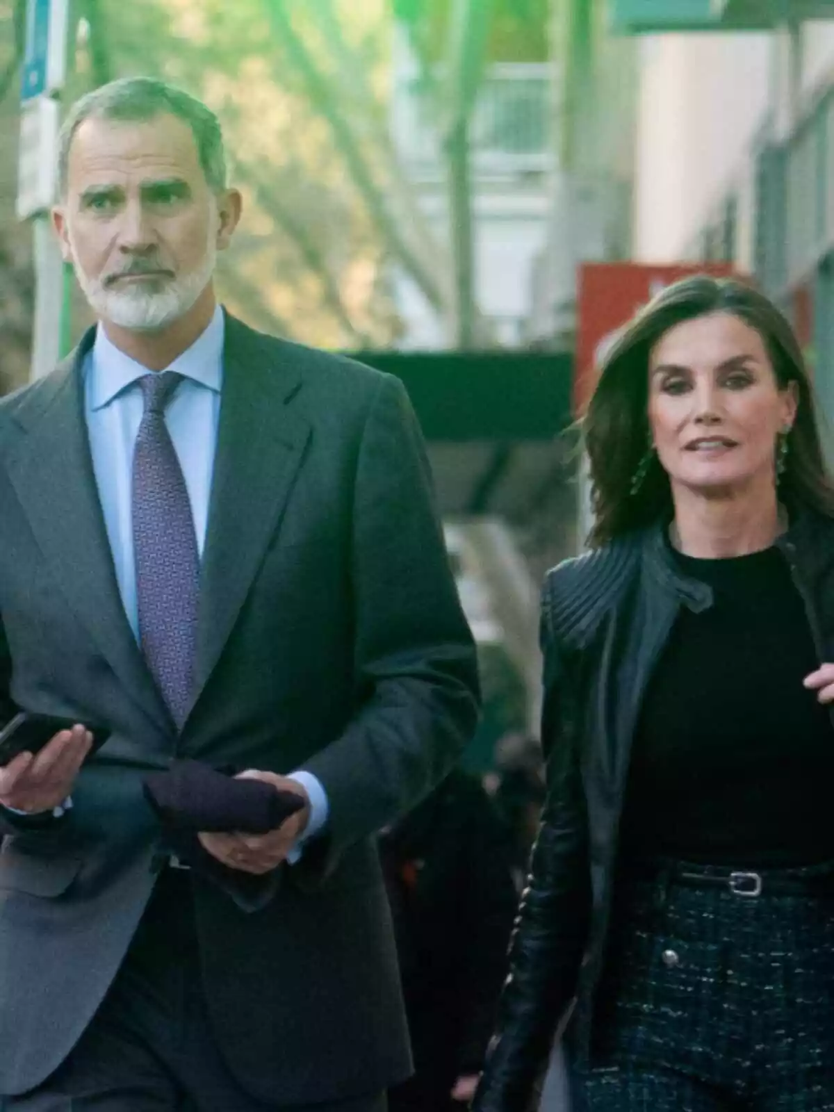 Felipe VI y Letizia serios andando por la calle Felipe VI y Letizia serios andando por la calle