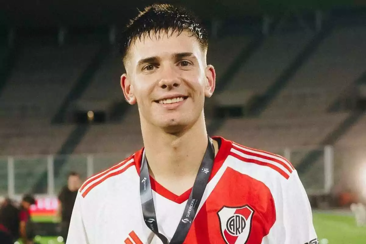 Franco Mastantuono posing with the River Plate shirt with a medal hanging around his neck Franco Mastantuono posing with the River Plate shirt with a medal hanging around his neck