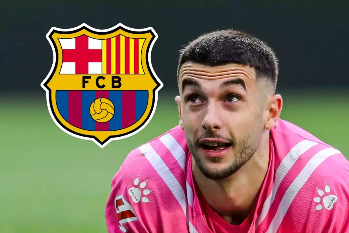 Un jugador de futbol amb uniforme rosa mira cap amunt amb l'escut del FC Barcelona al costat. Un jugador de futbol amb uniforme rosa mira cap amunt amb l'escut del FC Barcelona al costat.