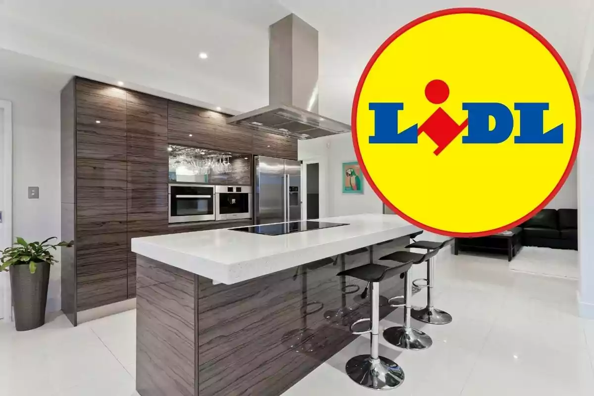 Cocina moderna con encimeras blancas, electrodomésticos de acero inoxidable y logotipo de Lidl en la esquina superior derecha. Cocina moderna con encimeras blancas, electrodomésticos de acero inoxidable y logotipo de Lidl en la esquina superior derecha.