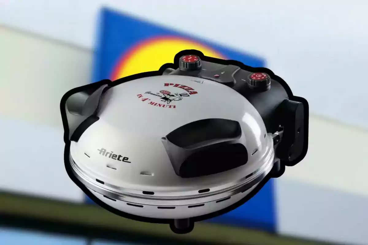 A pizza maker from the brand Ariete with a modern design and controls on the top. A pizza maker from the brand Ariete with a modern design and controls on the top.
