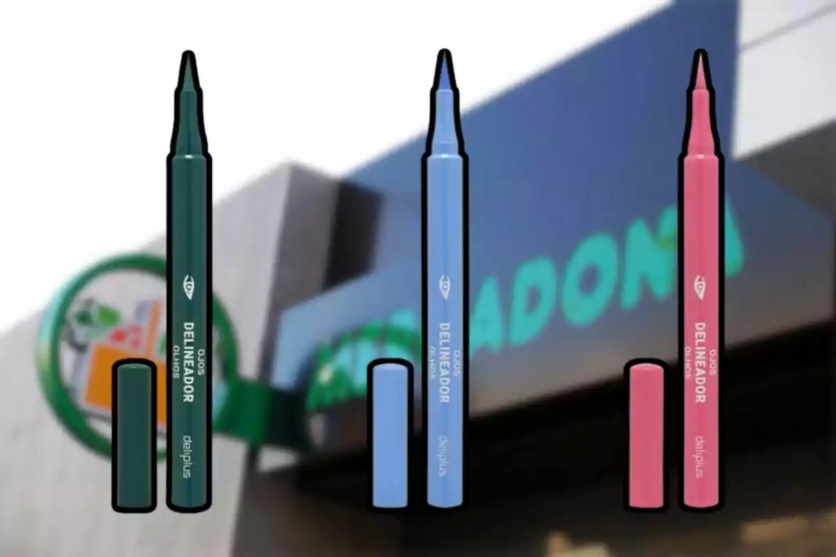 Tres delineadores de colores verde, azul y rosa de la marca Deliplus están en primer plano con el fondo desenfocado de una tienda Mercadona.