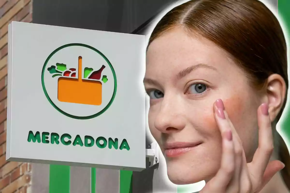 Una mujer aplicándose maquillaje en el rostro junto a un cartel de Mercadona.