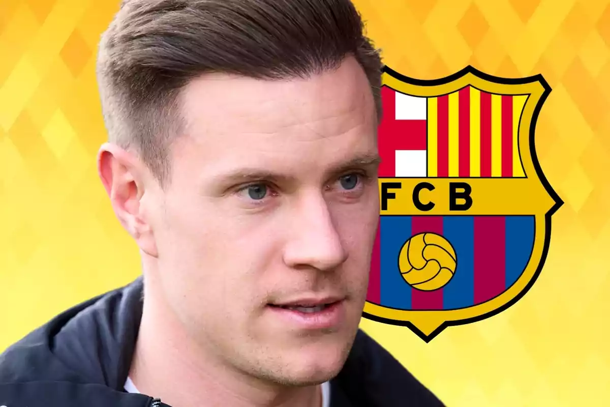 Un home amb cabell curt i expressió seriosa davant d'un fons groc amb l'escut del FC Barcelona.